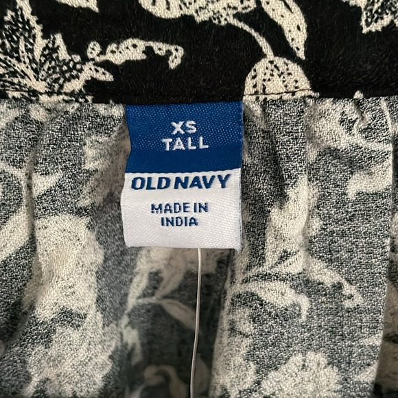 NWT Old Navy Black and Ivory Floral Split Neck Top, XS Tall - Picture 3 of 5
